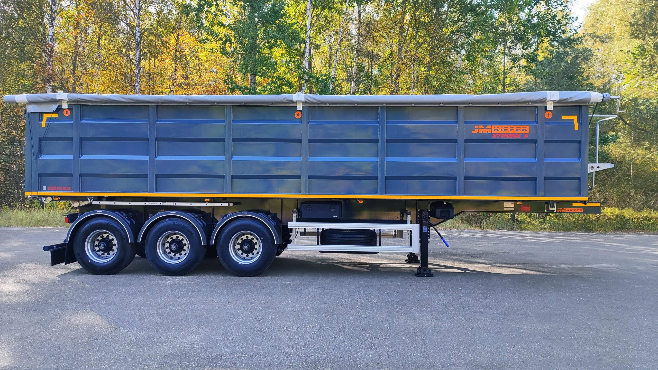 Стальной самосвальный трехосный полуприцеп JM Kipper STRONG 3 (левый бок)