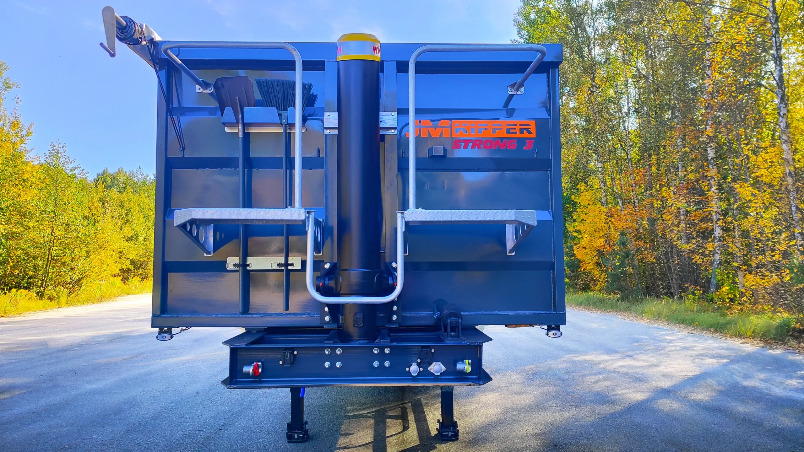 Стальной самосвальный трехосный полуприцеп JM Kipper STRONG 3 (вид спереди)