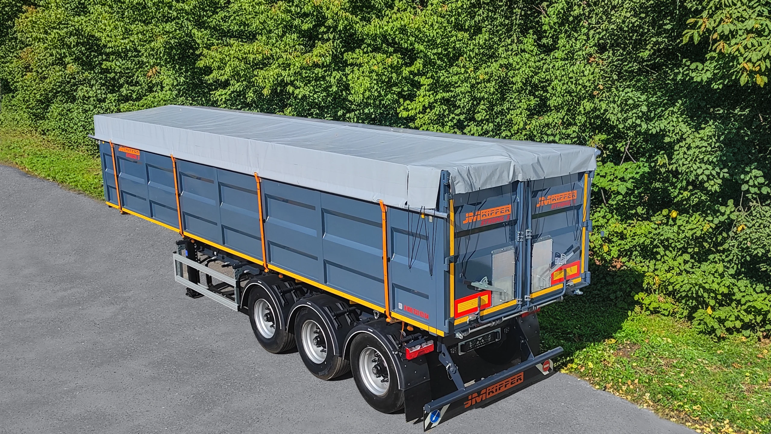 Стальной самосвальный трехосный полуприцеп JM Kipper STRONG 3 (затентованный)