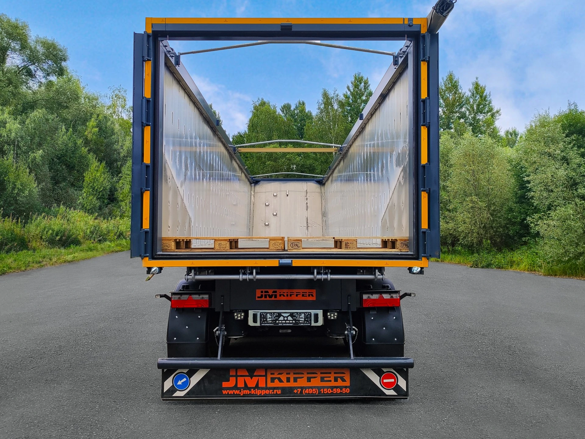Четырехосный самосвальный алюминиевый полуприцеп JM Kipper MEGA 4 (сзади открыты ворота)