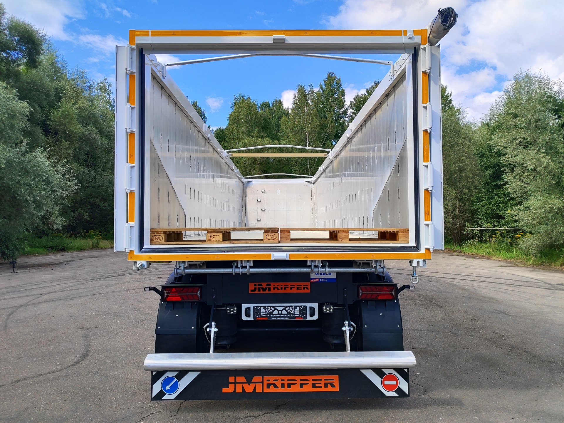 Четырехосный самосвальный алюминиевый полуприцеп JM Kipper MEGA 4 (сзади открыты ворота)